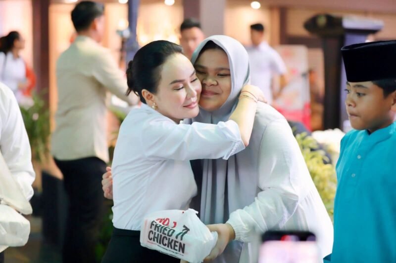 Wakil Wali Kota Batam, Li Claudia Chandra, menyerahkan bantuan kepada anak-anak yatim di Bengkong, Batuampar dan Lubukbaja di Nagoya City Walk, Lubukbaja, Selasa (16/12/2025). Foto: Diskominfo Batam