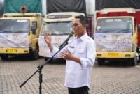 Tujuh truk bantuan logistik berupa sembako bagi masyarakat terdampak bencana di Sumatera Barat, dilepas langsung oleh Wali Kota Batam, Amsakar Achmad, di halaman Gedung Badan Pengusahaan (BP) Batam, Rabu (17/12/2025). Foto: Diskominfo Batam