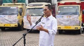 Tujuh truk bantuan logistik berupa sembako bagi masyarakat terdampak bencana di Sumatera Barat, dilepas langsung oleh Wali Kota Batam, Amsakar Achmad, di halaman Gedung Badan Pengusahaan (BP) Batam, Rabu (17/12/2025). Foto: Diskominfo Batam