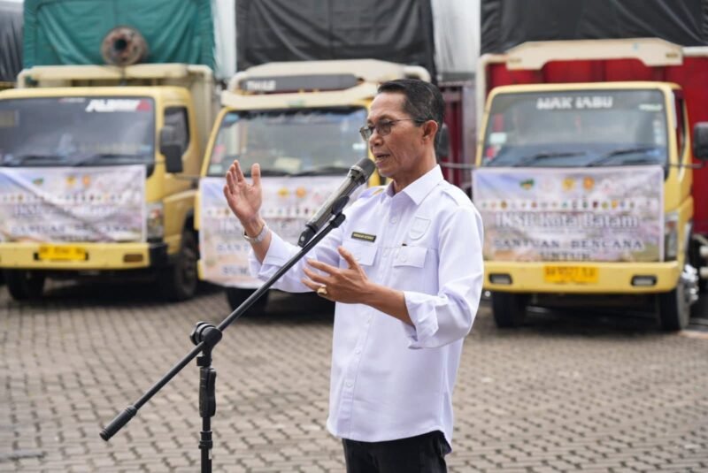 Tujuh truk bantuan logistik berupa sembako bagi masyarakat terdampak bencana di Sumatera Barat, dilepas langsung oleh Wali Kota Batam, Amsakar Achmad, di halaman Gedung Badan Pengusahaan (BP) Batam, Rabu (17/12/2025). Foto: Diskominfo Batam