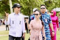 Wali Kota Batam Amsakar Achmad bersama Wakil Wali Kota Batam Li Claudia Chandra hadir di kegiatan Nostalgia Nongsa dalam rangka Hari Jadi Kota (HJB) Batam ke-196 di kawasan Nuvasa Bay, Palm Spring, Nongsa, Jumat (19/12/2025). Foto: Humas Diskominfo Batam