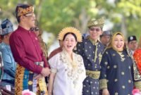 Wali Kota Batam Amsakar Achmad bersama Wakil Wali Kota Batam Li Claudia Chandra secara resmi melepas ribuan peserta Pawai Budaya di Hari Jadi Batam (HJB) ke-196 di Dataran Engku Putri, Batamcentre, Sabtu (20/12/2025). Foto: Humas Diskominfo Batam