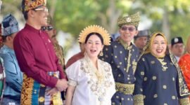 Wali Kota Batam Amsakar Achmad bersama Wakil Wali Kota Batam Li Claudia Chandra secara resmi melepas ribuan peserta Pawai Budaya di Hari Jadi Batam (HJB) ke-196 di Dataran Engku Putri, Batamcentre, Sabtu (20/12/2025). Foto: Humas Diskominfo Batam