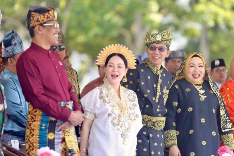 Wali Kota Batam Amsakar Achmad bersama Wakil Wali Kota Batam Li Claudia Chandra secara resmi melepas ribuan peserta Pawai Budaya di Hari Jadi Batam (HJB) ke-196 di Dataran Engku Putri, Batamcentre, Sabtu (20/12/2025). Foto: Humas Diskominfo Batam