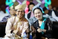 Wali Kota Batam Amsakar Achmad bersama Wakil Walikota Batam Li Claudia Chandra menutup Malam Apresiasi dan Solidaritas Hari Jadi Batam ke-196 di Dataran Engku Putri, Batamcentre, Sabtu (20/12/2025) malam. Foto: Humas Diskominfo Batam
