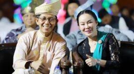 Wali Kota Batam Amsakar Achmad bersama Wakil Walikota Batam Li Claudia Chandra menutup Malam Apresiasi dan Solidaritas Hari Jadi Batam ke-196 di Dataran Engku Putri, Batamcentre, Sabtu (20/12/2025) malam. Foto: Humas Diskominfo Batam
