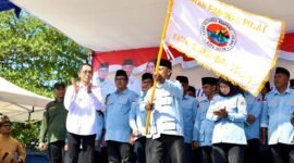 Wali Kota Batam/Kepala BP mengukuhkan DPP IKRAL periode 2025-2030, di Lapangan Bola Sijantung, Kecamatan Galang, Senin (22/12/2025). Foto: Humas Diskominfo Batam