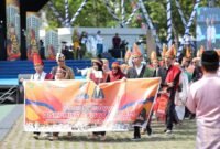 Dinas Komunikasi dan Informatika (Diskominfo) Kota Batam mengenakan pakaian adat Sumatera Utara saat mengikuti Pawai Budaya Hari Jadi Batam (HJB) ke-196 di Dataran Engku Putri, Sabtu (20/11/2025). Foto: Humas Diskominfo Batam
