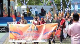 Dinas Komunikasi dan Informatika (Diskominfo) Kota Batam mengenakan pakaian adat Sumatera Utara saat mengikuti Pawai Budaya Hari Jadi Batam (HJB) ke-196 di Dataran Engku Putri, Sabtu (20/11/2025). Foto: Humas Diskominfo Batam