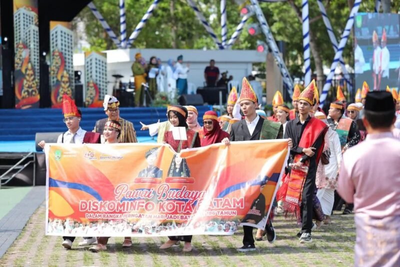 Dinas Komunikasi dan Informatika (Diskominfo) Kota Batam mengenakan pakaian adat Sumatera Utara saat mengikuti Pawai Budaya Hari Jadi Batam (HJB) ke-196 di Dataran Engku Putri, Sabtu (20/11/2025). Foto: Humas Diskominfo Batam