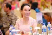 Wakil Wali Kota Batam sekaligus Wakil Kepala BP Batam, Li Claudia Chandra, meraih Wonder Mom Award 2025 pada peringatan Hari Ibu Nasional. Foto: istimewa