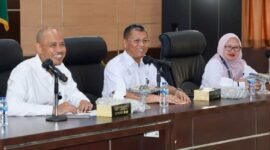 Sekretaris Daerah Kota Batam, Firmansyah, membuka Rapat Percepatan Penurunan Stunting atau Rembuk Stunting di Kantor Wali Kota Batam, Rabu (24/12/2025). Foto: Humas Diskominfo Batam.