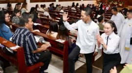 Wali Kota Batam Amsakar Achmad bersama Wakil Wali Kota Batam Li Claudia Chandra meninjau sejumlah gereja di Kota Batam pada malam Natal, Rabu (24/12/2025). Foto: Humas Diskominfo Batam
