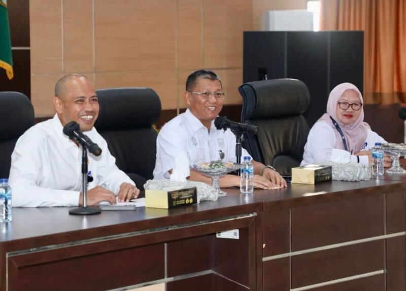 Sekda Kota Batam, Firmansyah, pada Rapat Percepatan Penurunan Stunting atau Rembuk Stunting Kota Batam di Kantor Wali Kota Batam, Rabu (24/12/2025), kemarin. Foto: Humas Diskominfo Batam