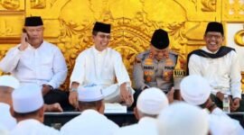 Wali Lota Batam, Amsakar Achmad, menghadiri Haul Akbar Batam ke-16 yang digelar Majelis Zikir Al-Khidmah di Masjid Agung Raja Hamidah, Batamcentre, Minggu (28/12/2025). Foto: Humas Diskominfo Batam