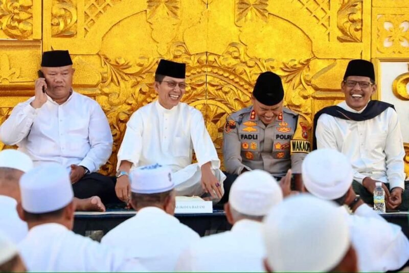 Wali Lota Batam, Amsakar Achmad, menghadiri Haul Akbar Batam ke-16 yang digelar Majelis Zikir Al-Khidmah di Masjid Agung Raja Hamidah, Batamcentre, Minggu (28/12/2025). Foto: Humas Diskominfo Batam