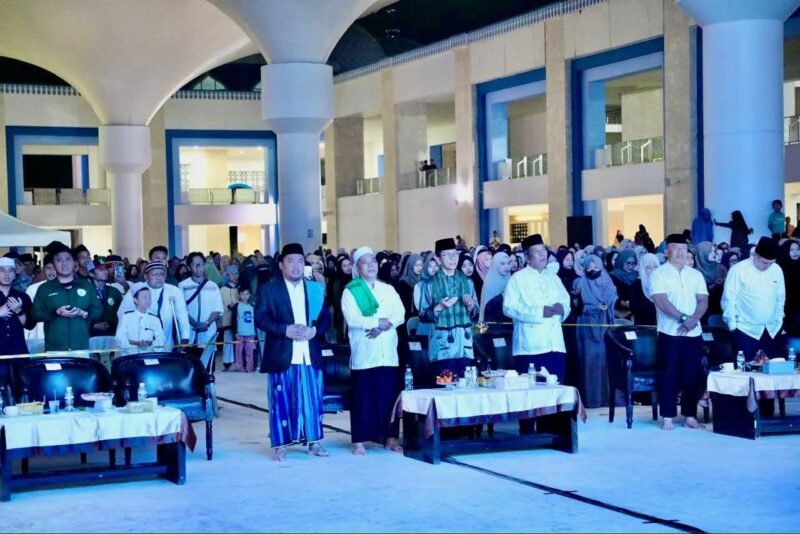 Ribuan warga memadati Masjid Sultan Mahmud Riayat Syah, Batuaji, Minggu (28/12/2025) malam, puncak Remaja Masjid Sultan (Rematan) Fest 2025 sekaligus Tabligh Akbar. Foto: Humas Diskominfo Batam