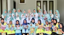 Ketua TP-PKK Kota Batam, Erlita Amsakar, menyalurkan bantuan berupa 40 paket beras dan mukena kepada para petugas Satuan Tugas (Satgas) Kebersihan, Senin (30/12/2025). Foto: Humas Diskominfo Batam