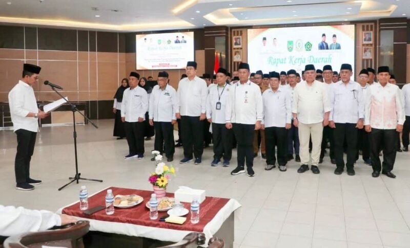 Wako Batam Amsakar Achmad lantik Ketua dan Pengurus Lembaga Pengembangan Tilawatil Quran (LPTQ) Kota Batam masa bakti 2025–2030 di Kantor Wali Kota Batam, Selasa (30/12/2025).Foto: Humas Diskominfo Batam