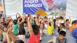 Posko Dukungan Psikososial Kemkomdigi yang berada di halaman Dinas Pendidikan Kabupaten Tapteng, Sabtu (6/12/2025), tampak riuh oleh suasana tawa dan kekompakan anak-anak. Foto: Untung Sutomo/InfoPublik-KPM Kemkomdigi.