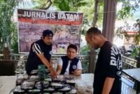 Foto: Jurnalis Batam saat live TikTok berjualan nasi kotak untuk open donasi bencana di Sumatera, Senin (1/12/2025). (Ist)