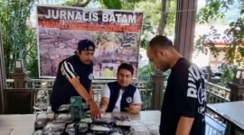 Foto: Jurnalis Batam saat live TikTok berjualan nasi kotak untuk open donasi bencana di Sumatera, Senin (1/12/2025). (Ist)