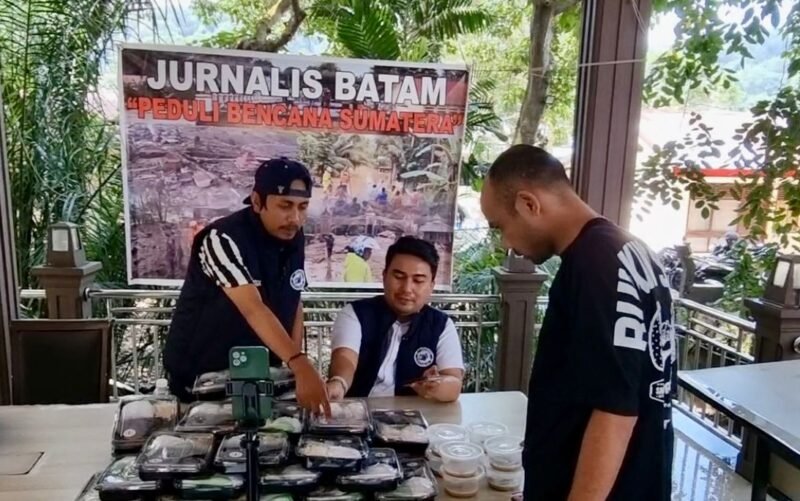 Foto: Jurnalis Batam saat live TikTok berjualan nasi kotak untuk open donasi bencana di Sumatera, Senin (1/12/2025). (Ist)