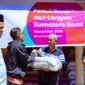 Indosat Ooredoo Hutchison (Indosat atau IOH) menyalurkan bantuan kepada para korban banjir dan longsor di Padang Pariaman, Sumatra Barat, Senin (1/12/2025). (Ist)
