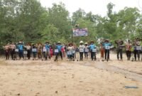 Kegiatan bakti sosial dan penanaman mangrove di kawasan Eko Wisata Mangrove Pandang Tak Jemu, Bakau Serip, Batam, Selasa (2/12/25).