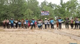 Kegiatan bakti sosial dan penanaman mangrove di kawasan Eko Wisata Mangrove Pandang Tak Jemu, Bakau Serip, Batam, Selasa (2/12/25).