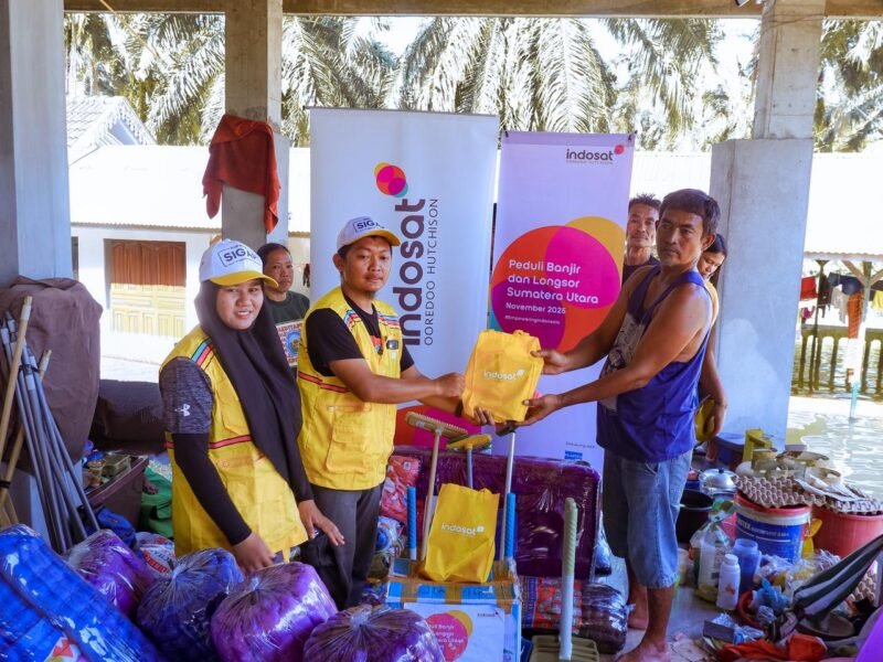 Indosat menyalurkan bantuan kepada para korban banjir dan longsor di Kecamatan Tanjung Pura, Kabupaten Langkat, Sumut, Selasa (2/12/2025). 