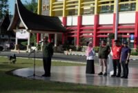 Sekda Provinsi Sumbar, Arry Yuswandi, memimpin apel pelepasan rombongan ASN melalui kegiatan ASN Goro (Gotong Royong) untuk mempercepat pembersihan pascabencana banjir bandang yang melanda sejumlah wilayah di Kota Padang. (Foto: Noel/KPM Kemkomdigi).