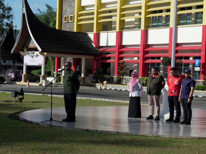 Sekda Provinsi Sumbar, Arry Yuswandi, memimpin apel pelepasan rombongan ASN melalui kegiatan ASN Goro (Gotong Royong) untuk mempercepat pembersihan pascabencana banjir bandang yang melanda sejumlah wilayah di Kota Padang. (Foto: Noel/KPM Kemkomdigi).