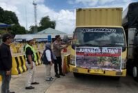 Jurnalis Kota Batam krimkan hasil sumbangan masyarakat ke lokasi bencana di Sumatra, melalui via laut menggunakan kapal Roro, di Telaga Punggur, Kota Batam, Sabtu (6/12/2025). (Ist)