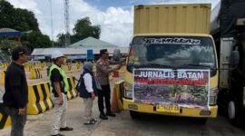 Jurnalis Kota Batam krimkan hasil sumbangan masyarakat ke lokasi bencana di Sumatra, melalui via laut menggunakan kapal Roro, di Telaga Punggur, Kota Batam, Sabtu (6/12/2025). (Ist)