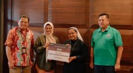 Direktur Utama Telkom Dian Siswarini (kedua dari kiri) didampingi oleh EVP Telkom Regional V Amin Soebagyo (paling kiri) dan Direktur Utama Telkomsat Lukman Hakim Abd Rauf (paling kanan) saat menyerahkan bantuan kepada Panti Asuhan ST. Vincetius di Stasiun Bumi Merauke, Papua Selatan pada Jumat (5/11). Foto: Telkom