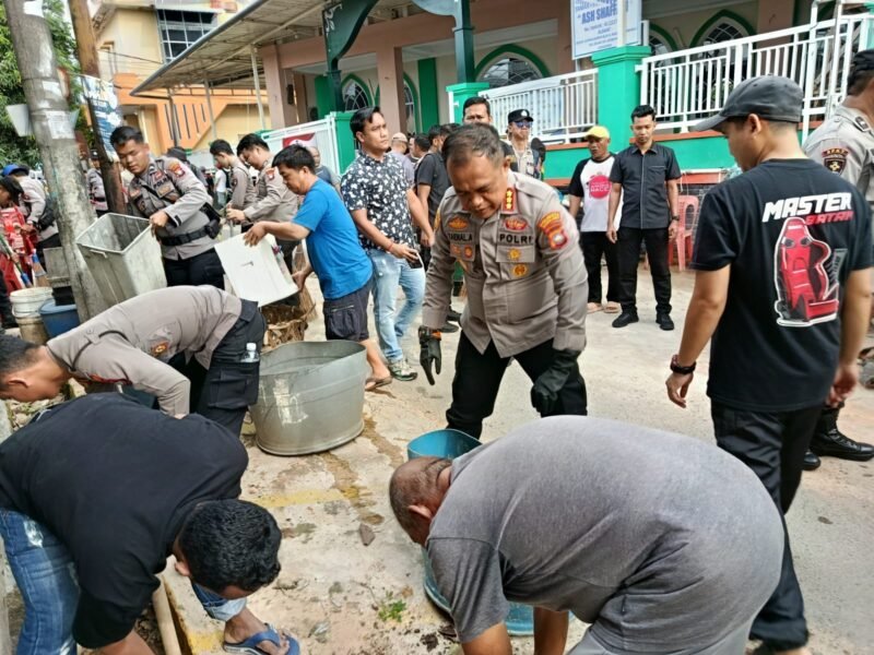 Kapolresta Barelang Kombes Pol Zaenal Arifin, S.I.K. kembali menunjukkan gaya kepemimpinan humanis dan dekat dengan masyarakat, pada Minggu (7/12/2025) pagi. Foto: ist