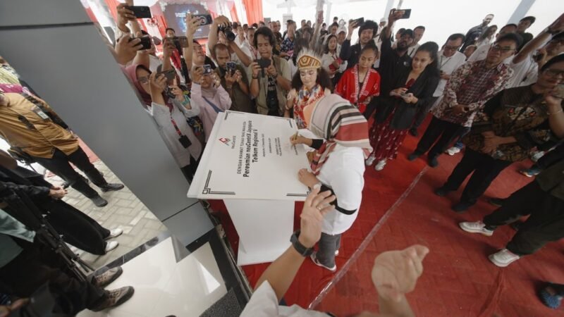 Direktur Wholesale & International Service Telkom Honesti Basyir, saat peresmian neuCentrly, di Papua, Kamis (4/12/2025) lalu. Foto: Telkom