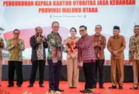 Ketua Dewan Komisioner OJK, Mahendra Siregar, meresmikan Kantor OJK di Jl. Jati Besar, Kota Ternate, sekaligus mengukuhkan Adi Surahmat, Kepala OJK Provinsi Maluku Utara, Selasa (8/12/2025). Foto: OJK