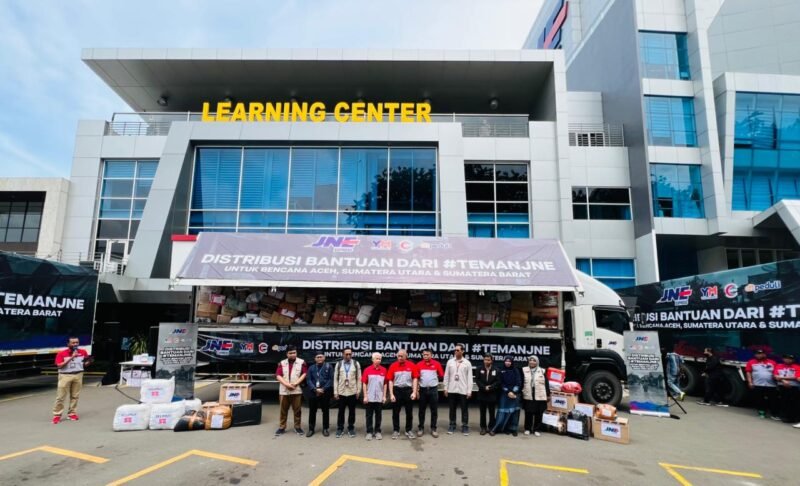 gerakan “Bergerak Bersama Peduli Bencana”, JNE menggelar apel pelepasan distribusi bantuan di Sales Counter Tomang 9, Jakarta Barat, Rabu (10/12/2025). Foto: JNE
