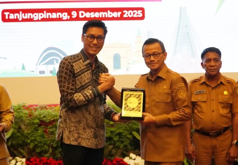 High Level Meeting Tim Percepatan Akses Keuangan Daerah (TPAKD) Provinsi Kepri di Gedung Wan Seri Beni Kantor Gubernur Kepri, Selasa (9/12/2025) kemarin. Foto: OJK Kepri