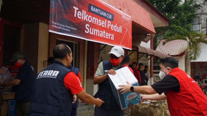 Pemulihan layanan telekomunikasi di wilayah Kabupaten Aceh Tamiang pasca bencana hidrometeorologi yang terjadi sejak akhir November lalu, Kamis (11/12/2025). Foto: Telkomsel