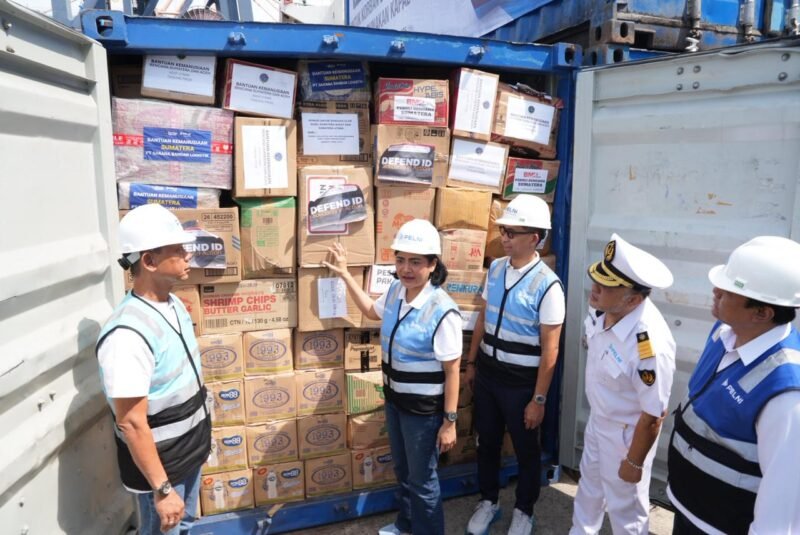 PT PELNI (Persero) melepas pengiriman barang bantuan yang dihimpun dari masyarakat melalui kantor cabang PELNI untuk korban bencana banjir di Sumatra pada Jumat (12/12/2025). Foto: PT Pelni