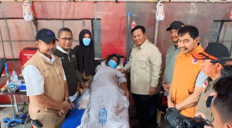 Presiden RI, Prabowo Subianto, meninjau langsung lokasi terdampak dan mengunjungi Posko Kesehatan Pegadaian Peduli di Kuala Simpang, Jumat (12/12/2025). Foto: Pegadaian