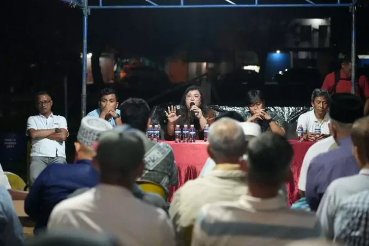 Anggota/Deputi Bidang Pelayanan Umum, Ariastuty Sirait saat melaksanakan pertemuan silaturahmi bersama warga terdampak di Fasum RT 02/RW 01, Sengkuang, Jumat (12/12) malam. Foto: BP Batam