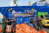 Kodaeral IV melaksanakan peninjauan proses embarkasi muatan bantuan bencana alam ke wilayah Sumatera, di Dermaga Bintang 99 Persada, Minggu (14/12/25). Foto: Istimewa