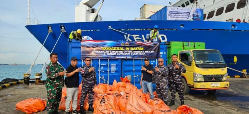 Kodaeral IV melaksanakan peninjauan proses embarkasi muatan bantuan bencana alam ke wilayah Sumatera, di Dermaga Bintang 99 Persada, Minggu (14/12/25). Foto: Istimewa