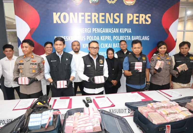 Direktorat Reserse Kriminal Khusus (Ditreskrimsus) Polda Kepulauan Riau menggelar konferensi pers terkait uang 7,7 M di Polda Kepri, Senin (15/12/2025). Foto: istimewa