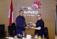 Kegiatan penandatanganan MoU tersebut dilakukan oleh Direktur Network Telkom Nanang Hendarno dan President Director CCSI Peter Djatmiko, di Jakarta pada Senin (15/12). Foto: Telkom 
