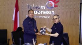 Kegiatan penandatanganan MoU tersebut dilakukan oleh Direktur Network Telkom Nanang Hendarno dan President Director CCSI Peter Djatmiko, di Jakarta pada Senin (15/12). Foto: Telkom 